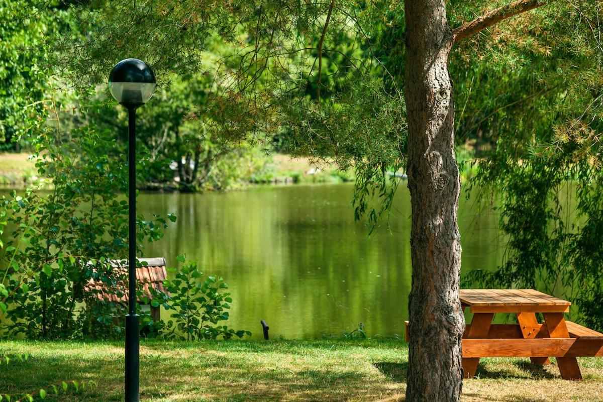 Hotel Les Etangs Du Moulin D'Harcy Lonny Exteriér fotografie